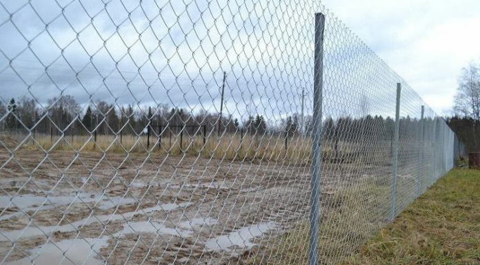 Забор из сетки-рабицы своими руками: пошаговая инструкция