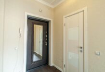 Входные двери с зеркалом: сочетание функциональности и эстетики