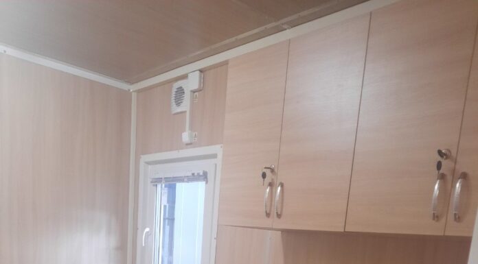 Как правильно установить бытовку на участке: фундамент, выравнивание, подключение